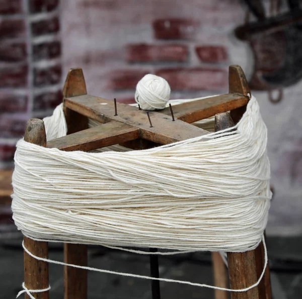 Antique Wooden Spinning Wheel Also Called Swift Skein Wool Ball — Fotografia de Stock