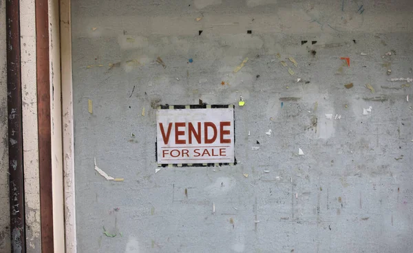 带有意大利语文本Vende的标志的破产商店橱窗 意为出售 — 图库照片