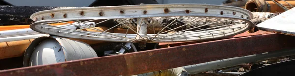 破碎的自行车轮和金属废料铝 铁和其他锈迹斑斑的有色金属在可回收材料的工业再循环中的应用 — 图库照片