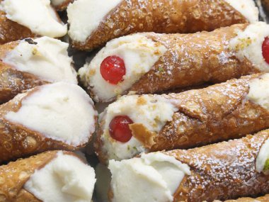 İtalyan dilinde CANNOLO SICILIANO adlı hamur işi Sicilya pastanesinde satışa sunuldu