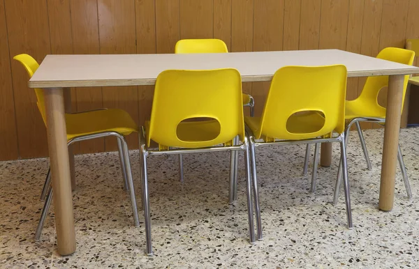 Anaokulunda çocuksuz sandalye ve küçük bir masa.