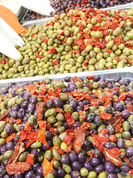 Tray Filled Black Green Olives Peppers Sale Market Stal — Stock Photo, Image