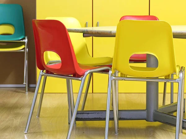 Klasa Przedszkola Małymi Krzesłami Sześciokątnym Stołem Bez Dzieci — Zdjęcie stockowe
