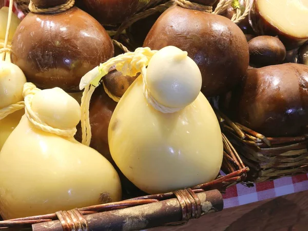 Formas Queijo Típico Chamado Caciocavallo Língua Italiana Para Venda Laticínios — Fotografia de Stock