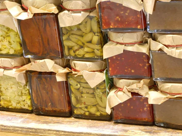 Frascos Con Pimientos Verduras Escabeche Preparados Mano País Mediterráneo —  Fotos de Stock