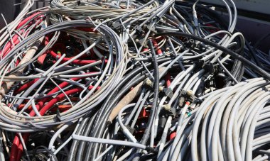 Metal COPPER gibi geri dönüşümlü materyallerin kurtarılması için çöp sahasındaki elektrik akımının taşınması için izole edilmiş kablolar