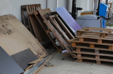 Bir nakliye şirketinin ambarındaki ahşap paletler. Mallar olmadan ve etrafta bir sürü karışıklık olmadan.