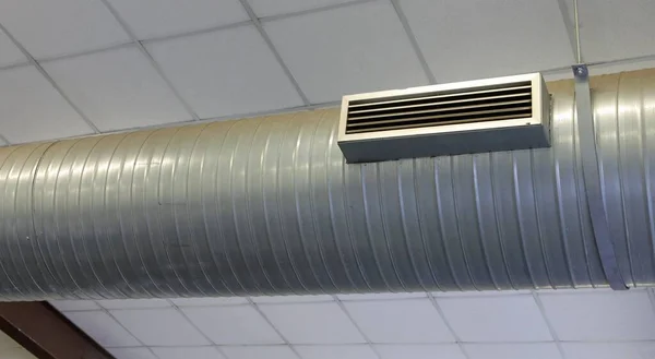 Großes Rohr Der Klimaanlage Der Fabrik Und Die Düse Zur — Stockfoto