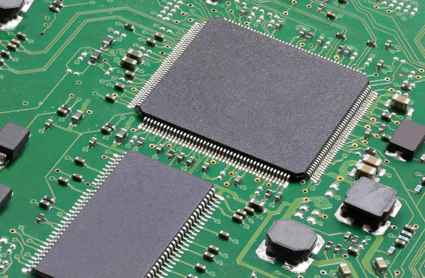 Placa Electrónica Verde Con Circuitos Integrados Microchip Transistor Diodos Miniaturizados —  Fotos de Stock