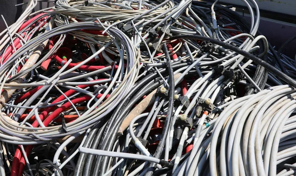 Geïsoleerde Cables Voor Het Transport Van Elektrische Stroom Stortplaats Voor — Stockfoto