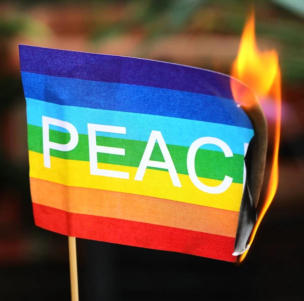 Flaga Pokoju Tekstem Kolorami Tęczy Gdy Płonie Symbolizująca Niekończącą Się — Zdjęcie stockowe