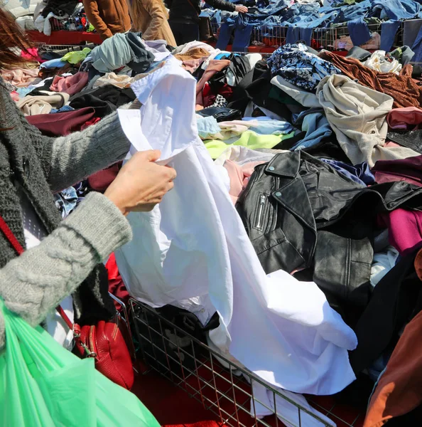 Hand Woman Choosing Clothes Clothes Stall Street Market — Stockfoto