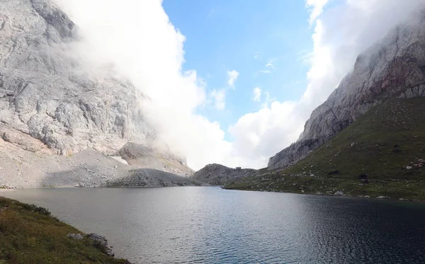 Paisaje Montañoso Los Alpes Europeos Con Lago Alpino Llamado Lago —  Fotos de Stock