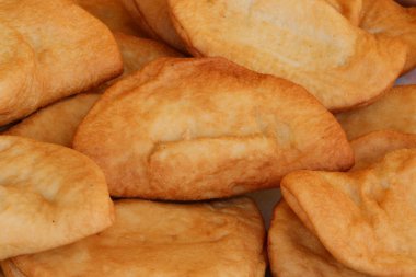 Panzarotto olarak da bilinen İtalyan yemeği, hem şekli hem de hamuru hazırlamak için kullanılan küçük bir calzone gibidir.