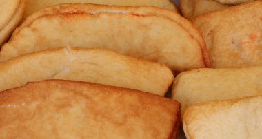 Panzarotto olarak da adlandırılan İtalyan Tipik yiyeceklerinin arka planı mini calzone gibi bir ciro.