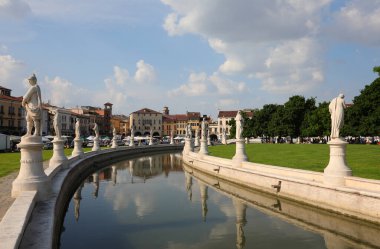 Padua 'daki büyük parkın adı Prato della Valle. Heykelleri ve su kanalı var.