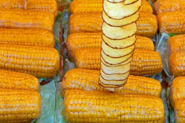 Many Yellow Corned Cobs Corn Sale Skewer Fried Potatoes Skins — Fotografia de Stock