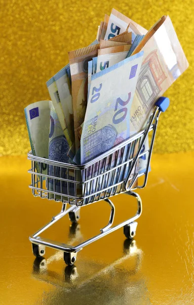 Carrello Della Spesa Con Molte Banconote Europee Euro Con Sfondo — Foto Stock