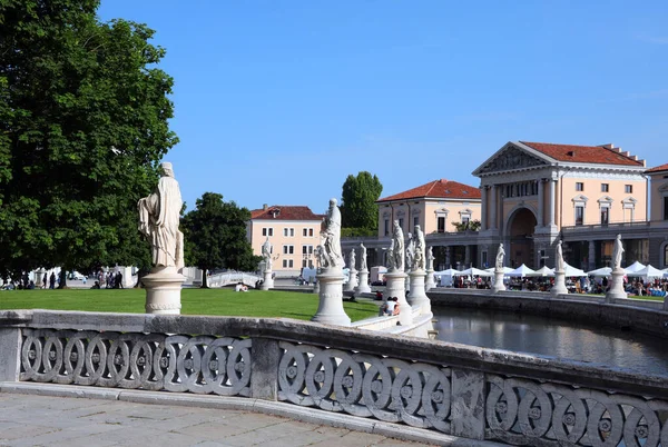 Large Public Park Padua Called Prato Della Valle Statues Water —  Fotos de Stock