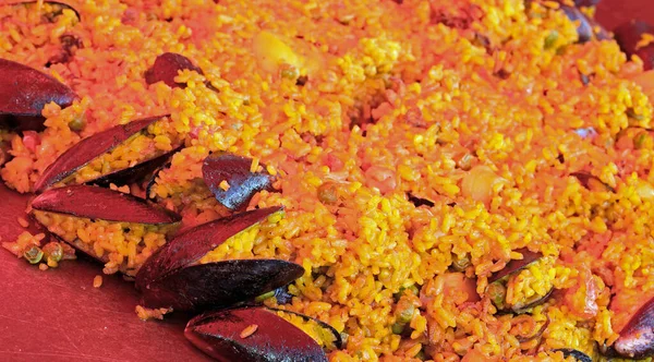 Paella Con Arroz Mariscos Mejillones Bajo Lámpara Infrarroja Roja Para — Foto de Stock