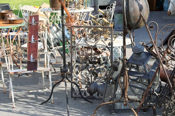 Bir antikacının mobilyaları açık hava ikinci el pazarında duruyor.
