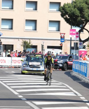 Verona, VR, İtalya - 2 Haziran 2019: MITCHELTON SCOTT Tur takımından bisikletçi MIKEL NIEVE, ayrıca Giro d 'Italia olarak da bilinir.