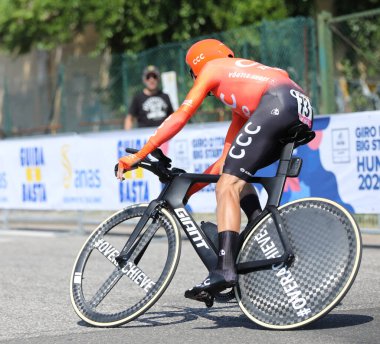 Verona, VR, İtalya - 2 Haziran 2019: İtalya Bisikletçi VICTOR DE LA PARTE İtalya Bisiklet Takımı 'nın Giro d' Italia adlı üyesidir.