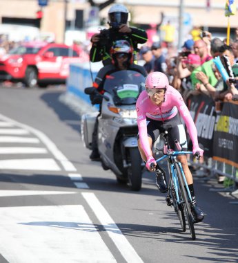 Verona, VR, İtalya - 2 Haziran 2019: İtalya 'nın Giro d Italia adlı son turu Richard Carapa ile yapılan bisiklet yarışı.