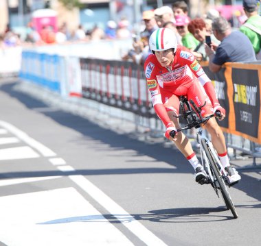 Verona, VR, İtalya - 2 Haziran 2019: İtalya 'nın Giro d Italia adlı son etap turu, MASNADA FAUSTO profesyonel bisikletçisi ve kasklı ünlü bir bisiklet yarışı.