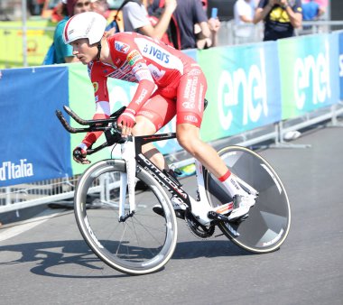 Verona, VR, İtalya - 2 Haziran 2019: İtalya 'nın Giro d Italia adlı son etap turu MASNADA FAUSTO profesyonel bisikletçisi ile yapılan ünlü bir bisiklet yarışı.