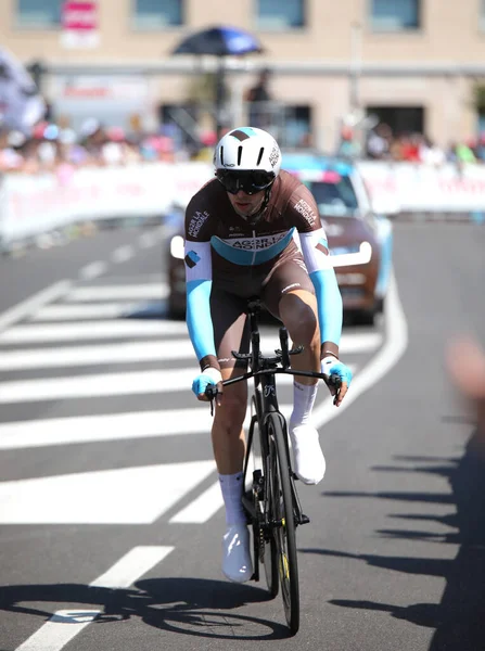 Verona, VR, İtalya - 2 Haziran 2019: AG2R Tur takımından bisikletçi BIDARD FRANCOIS ayrıca Giro di Italia olarak da bilinir.