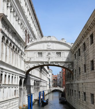 İtalya 'daki Venedik adasında PONTE DEI SOSPIRI adlı ünlü anıt ve aşağıdaki RIO PALAZZO adında seyyar bir kanal.
