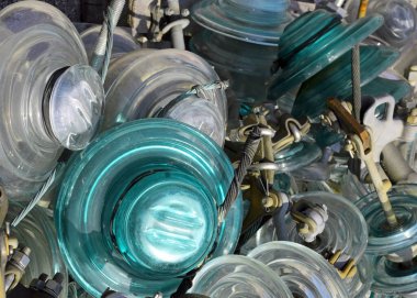 Elektrik kablolarını birbirinden uzak tutmak ve kısa devre yaptırmamak için eski cam yalıtıcılar.