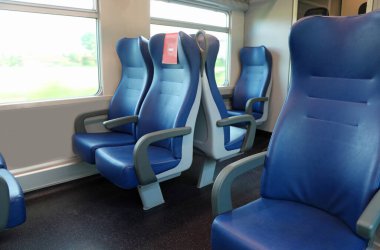 Tren vagonundaki boş koltuklar. Tecrit döneminde, gemide kimse yoktu.