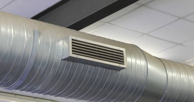 Fabrikadaki havalandırma sisteminin büyük borusu ve mevsime ve ortam sıcaklığına bağlı olarak sıcak ya da soğuk hava hortumu.