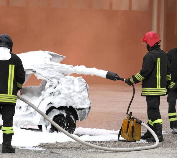 Modig Brandman Släcka Brand Den Förstörda Bilen Med Flamskyddsmedel Skum — Stockfoto