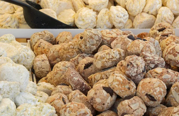 ペストリーストールで販売のためにトーストアーモンド小麦粉で作られた多くのビスケットの背景 — ストック写真
