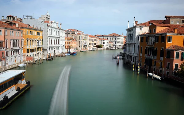 Velký Splavný Kanál Brázda Vlevo Lodi Ostrova Benátky Itálii Fotografoval — Stock fotografie