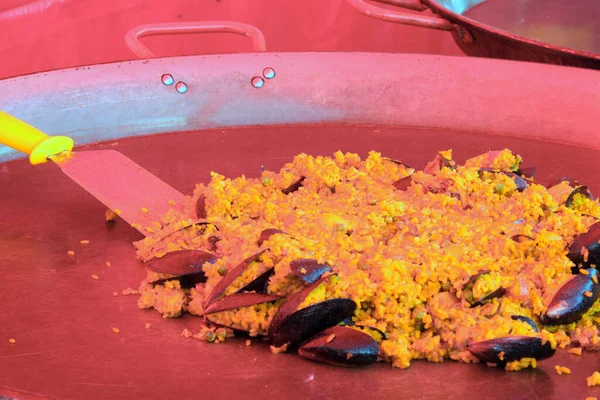 Sartén Con Paella Española Con Arroz Mariscos Mejillones Bajo Lámpara — Foto de Stock