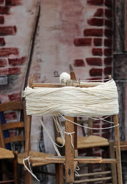Ancient Wooden Spinning Wheel Create Balls Wool Spinning Skein Yarn — стоковое фото
