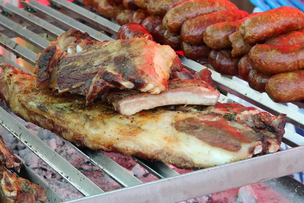 Grelha Mista Com Salsichas Porco Porco Para Venda Mercado Comida — Fotografia de Stock