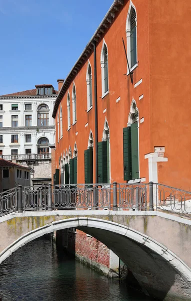 Ponte Antiga Sobre Canal Água Estilo Veneziano Palácios Ilha Veneza — Fotografia de Stock
