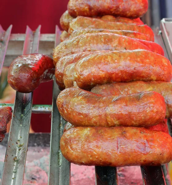 Grandi Salsicce Cotte Sulla Griglia Metallica Vendita Nella Bancarella Dello — Foto Stock