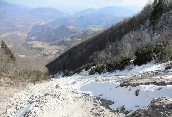 在冬天的山体滑坡和下面的山谷之后 山沟里布满了石头 — 图库照片