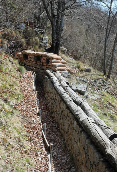 敵の攻撃を防ぐために兵士によって山に手で掘られた戦争トレンチ — ストック写真