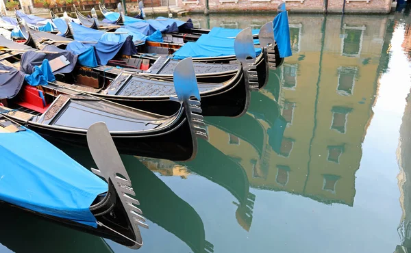 Muchas Góndolas Amarraron Los Típicos Barcos Venecianos Sin Gente Durante — Foto de Stock