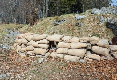 Savaşta askerlerin korunması için birçok kum torbası kayanın içine gömüldü.