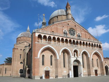 Padua şehrinin Aziz Anthony 'sine adanmış çok ünlü bir kilise. Dindar insanların kutsal emanetlerine dua etmeye gelen binlerce inançlı ve hacı için tartışmasız bir yer.