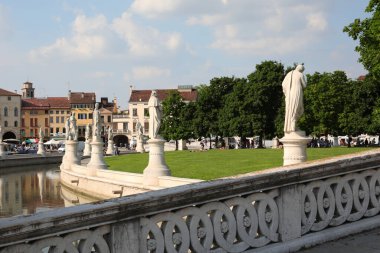 Prato della Valle, Veneto REGION 'daki Padua City' de ünlü tarihi şahsiyetlerin heykelleriyle çevrili bir meydandır.