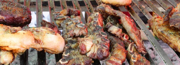 Grelha Carne Cozida Grelha Com Costeletas Salsichas — Fotografia de Stock